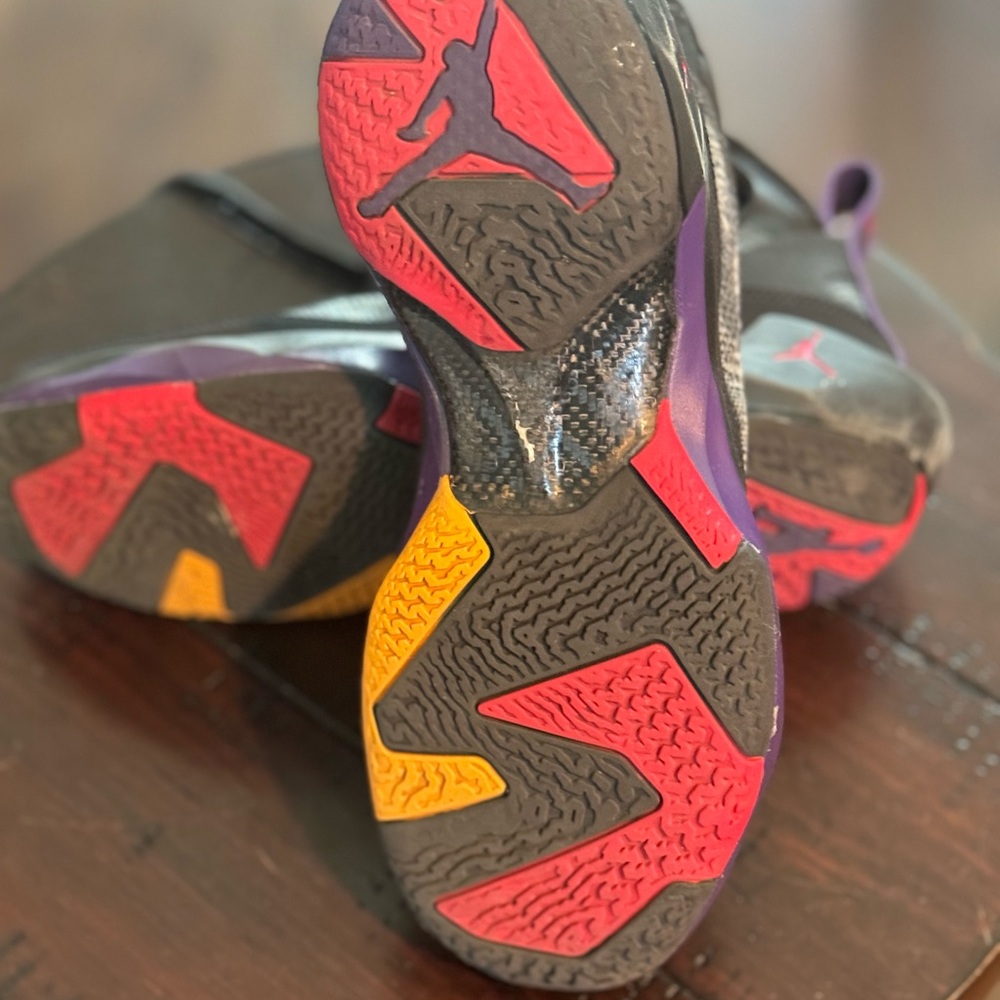 Youth Jordan’s - Picture 6 of 6